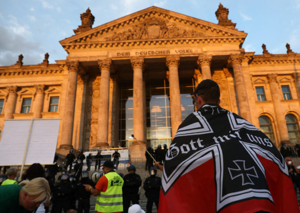 No es Francia, pero son neonazis frente al Reichstag