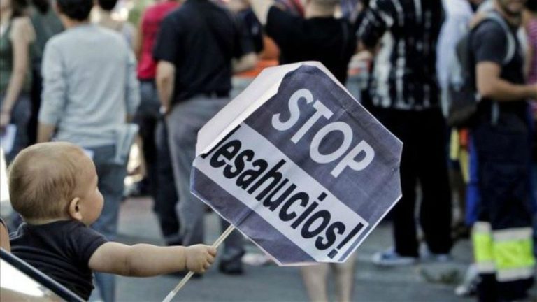 Iglesias anuncia un decreto urgente para paralizar los desahucios