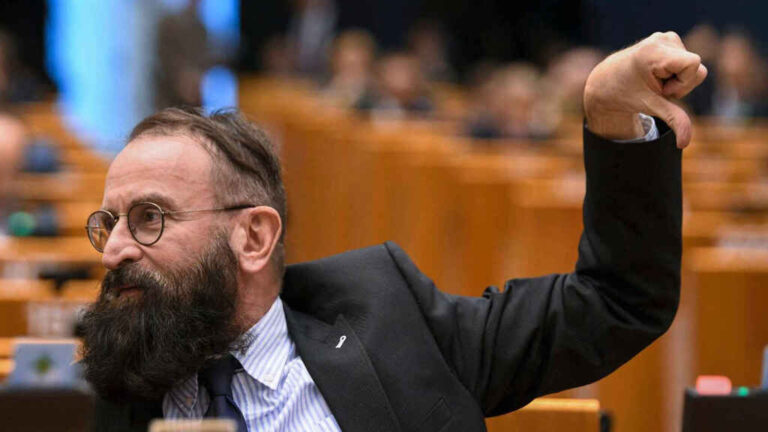 Szájer, el aliado homófobo de Orbán que se perdía entre orgías gays y leyes anti-LGTBI