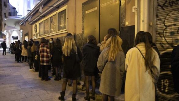Denuncian las largas colas en el Teatro Barceló un día después de la polémica fiesta
