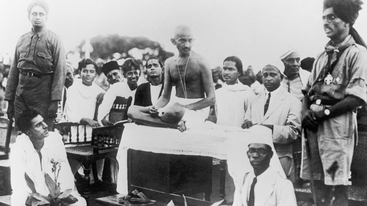 Los principios de Gandhi también valen contra los monstruos de hoy