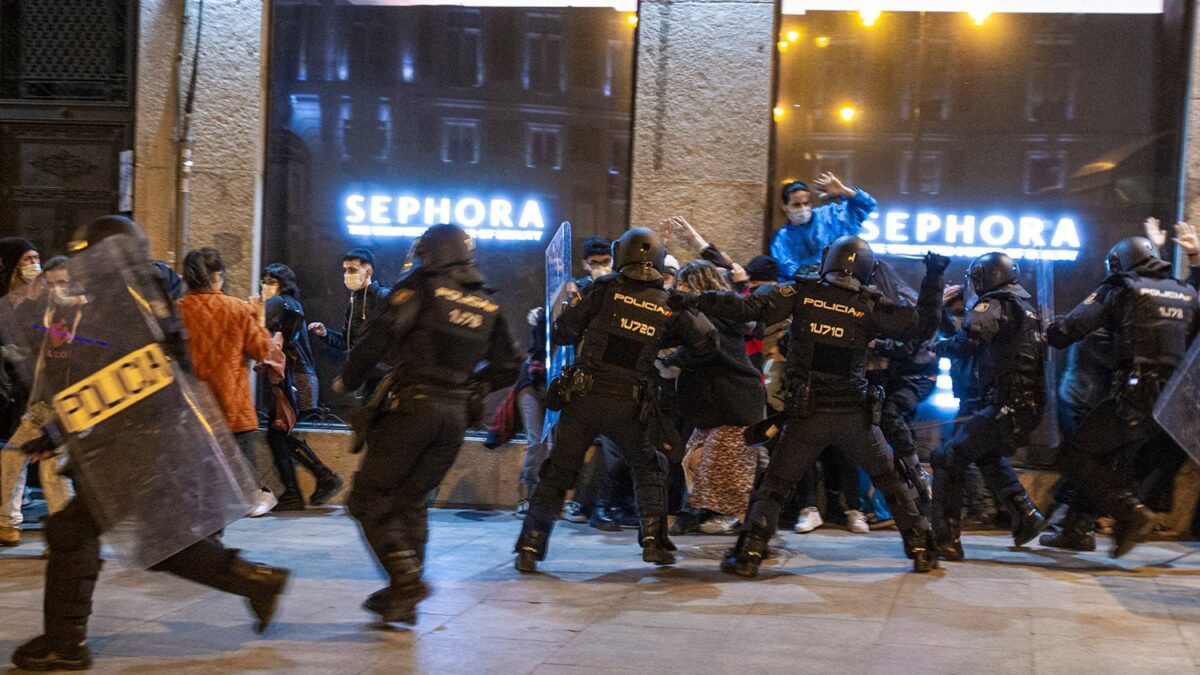 Vídeo | Abusos policiales entre insultos a manifestantes por Hasél: «¡Puta de mierda!»