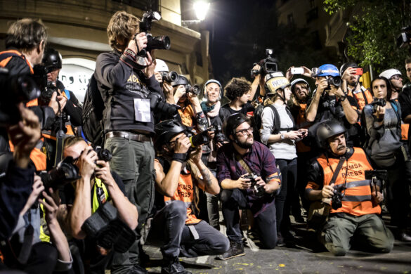 Miembros de la prensa atentos al lanzamiento de una botella por parte de un manifestante. A pocos metros, miles de jóvenes protestan pacíficamente sin ser noticia. Foto: Juan Teixeira.