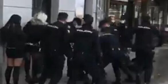brutalidad policial mas de una docena de agentes golpean violentamente a un joven en atocha
