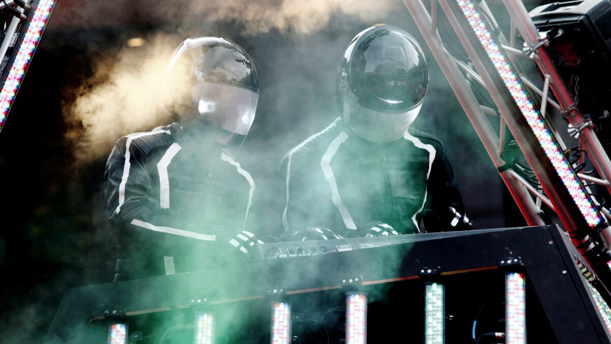 Daft Punk: cómo dos genios disfrazados de robots conquistaron el mundo de la música