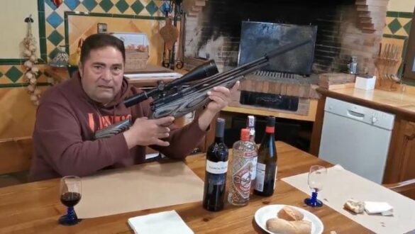 denunciado por difundir amenazas por redes sociales exhibiendo un rifle preparandome contra los perroflautas