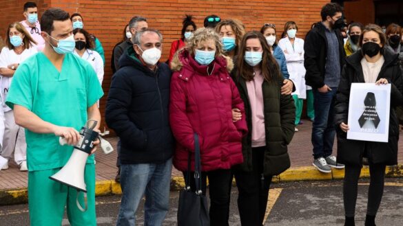 el padre de un sanitario fallecido por coronavirus a los negacionistas no merecen que se jueguen la vida por ellos