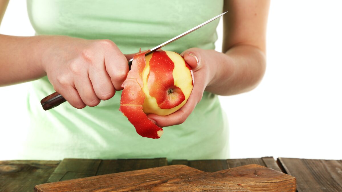 ¿Es imprescindible comer la fruta con piel para ingerir suficiente cantidad de fibra?