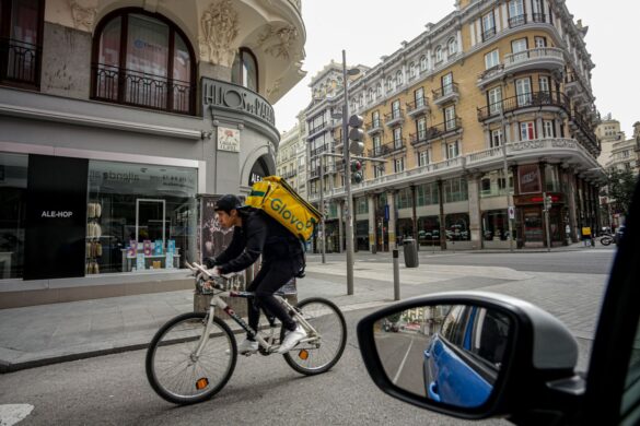 llevamos anos avisando un repartidor de glovo muere al chocar contra un camion de la basura con su moto