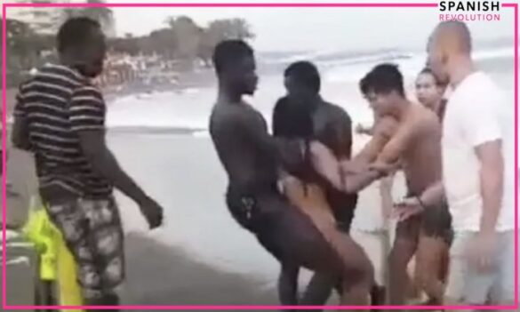 video dos manteros senegaleses rescatan a una menor a punto de ahogarse en una playa de marbella