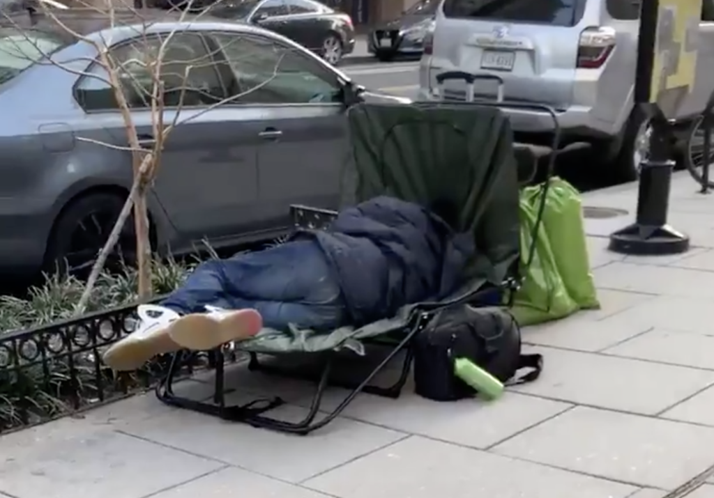 Vídeo | Pobreza en EE.UU.: tiendas de campaña en la calle y gente durmiendo en los bancos públicos 1 pobreza