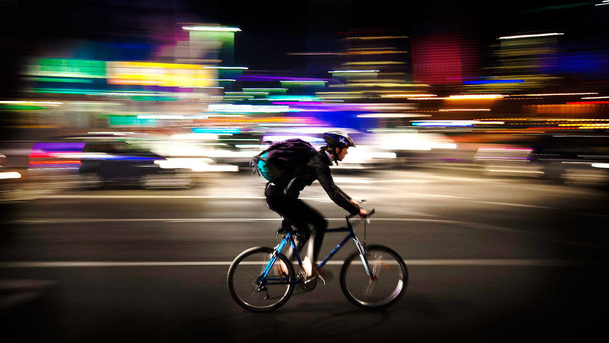 Chicho, el tío de Milei: «rider» en bicicleta a sus 63 años, votante de Massa y al borde del desahucio