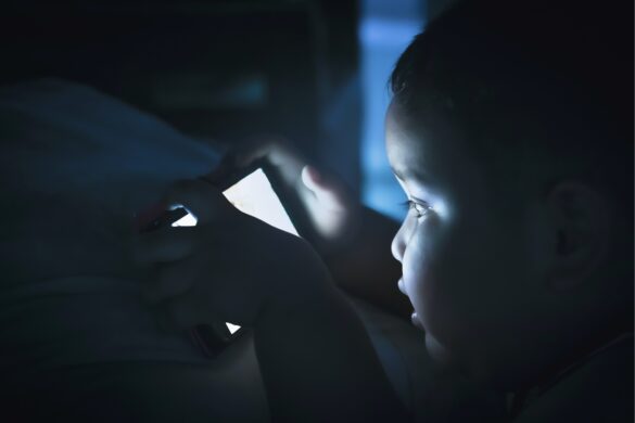 cenar tarde hacer vida nocturna y usar el movil antes de dormir engorda