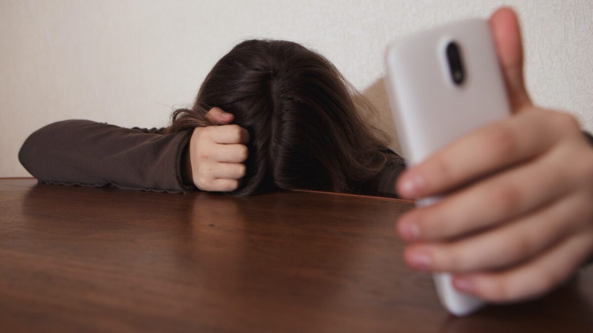 Cuatro consejos para evitar el cibercontrol y las agresiones en parejas adolescentes
