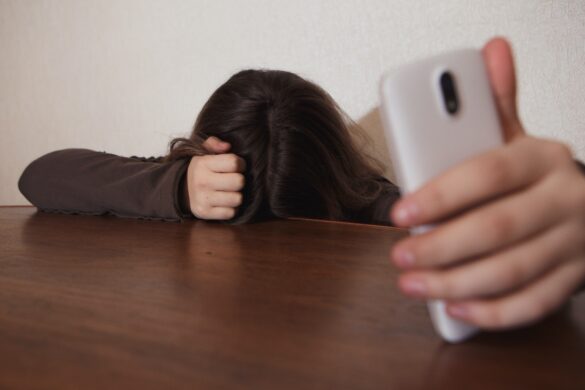 cuatro consejos para evitar el cibercontrol y las agresiones en parejas adolescentes
