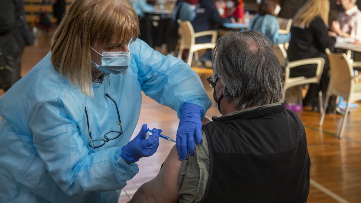 ¿Pueden las personas vacunadas transmitir el coronavirus?