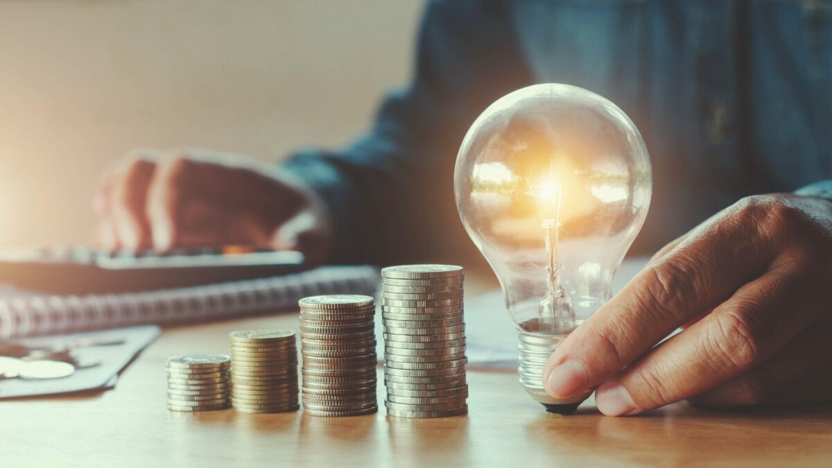 ¿Se puede consumir menos electricidad pasando más tiempo en casa?
