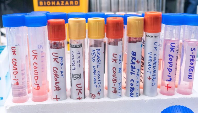 Covid-19: ¿Debemos preocuparnos más por una variante letal que por una más contagiosa?