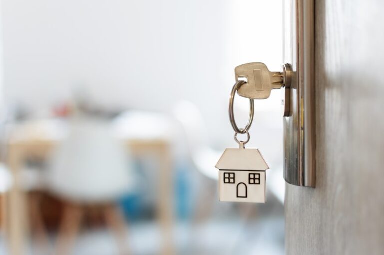 «Si a los fondos buitre no les gusta, que se jodan». PSOE y Podemos rechazan a Cs y su programa de vivienda