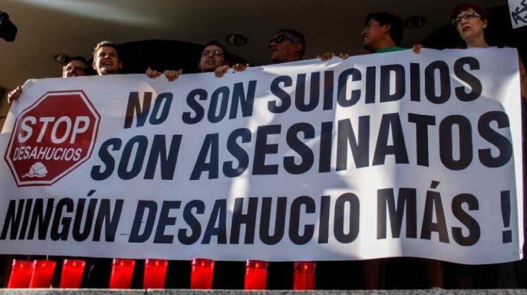 «No son suicidios, son asesinatos». Un hombre se arroja al vacío en Barcelona cuando le iban a desahuciar