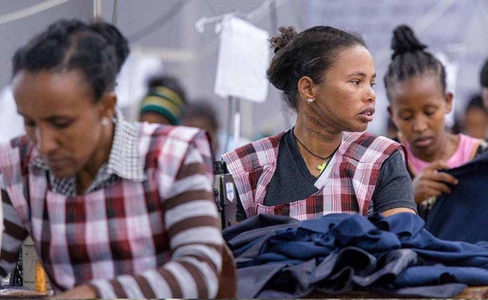 En Etiopía, las trabajadoras que confeccionan la ropa para H&M o Calvin Klein ganan 23 euros al mes