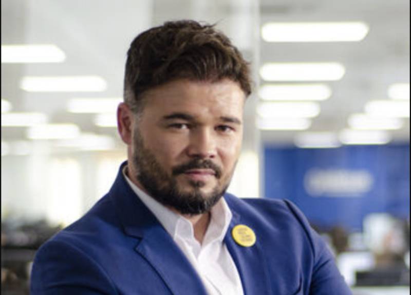 Gabriel Rufián en septiembre de 2019 para una entrevista del periódico eldiario.es como diputado de ERC. Licencia Creative Commons. Créditos Alejandro Navarro