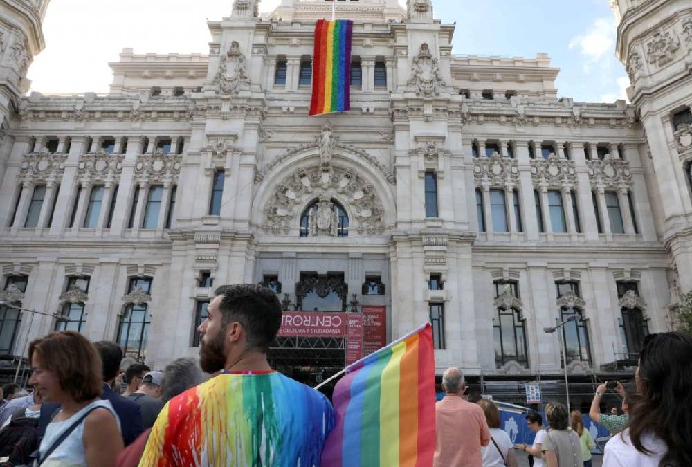 Marcado a cuchillo. Brutal agresión homófoba de ocho encapuchados en Madrid