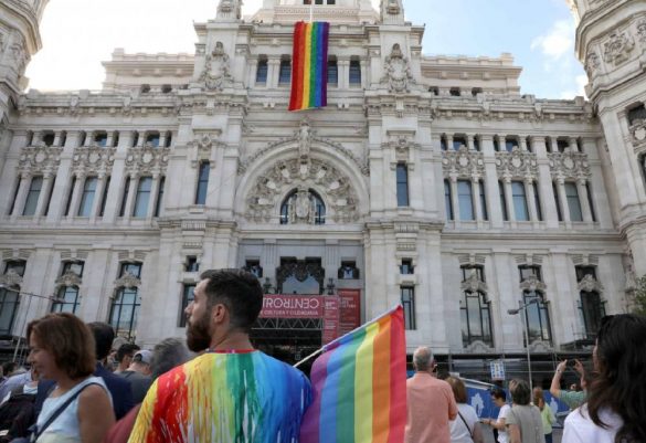 La bandera del arcoíris en la fachada principal del Ayuntamiento de Madrid. Licencia Creative Commons. Créditos: Diario de Madrid