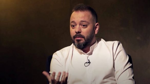 Imagen de la entrevista a Antonio Maestre en Otra Vuelta de Tuerka, con Pablo Iglesias. Créditos: Publico.es