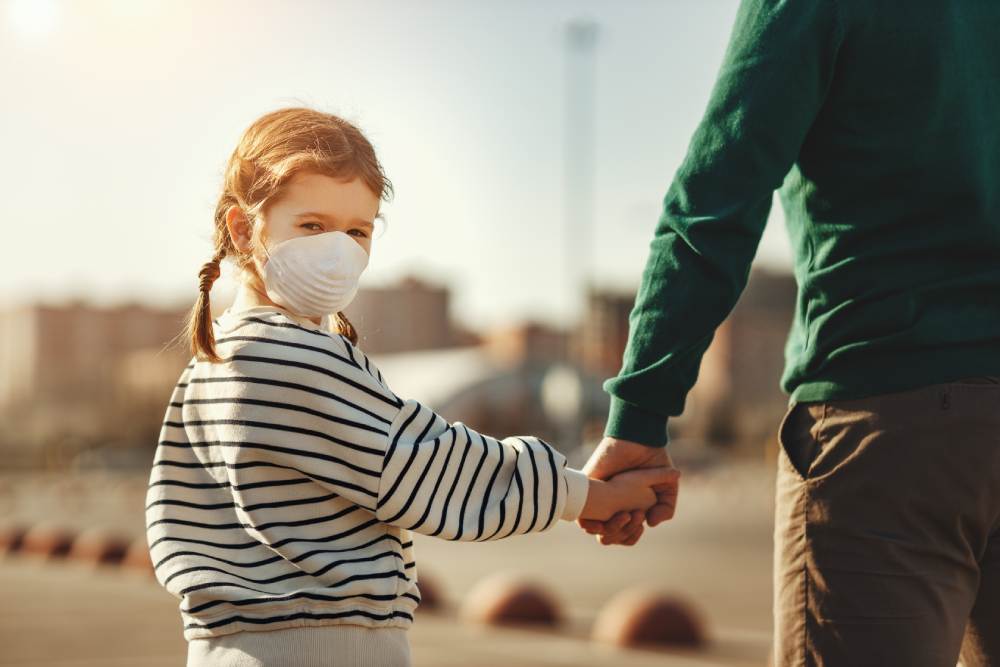 Menor - Niña - Mascarilla - IStock Foto
