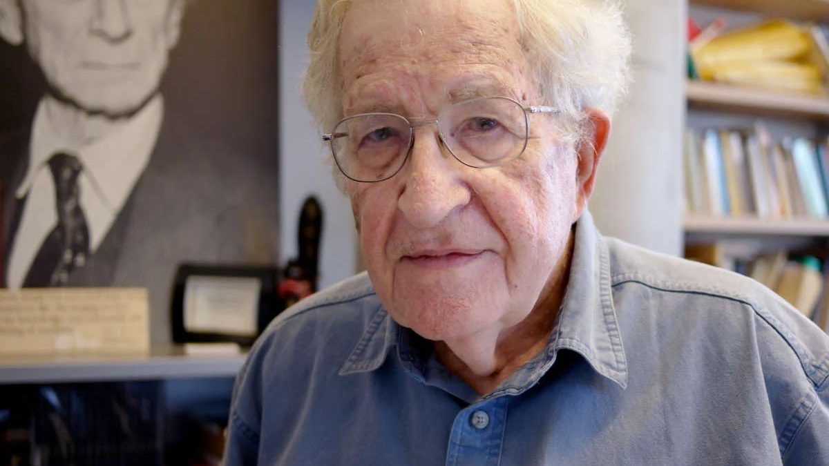 Noam Chomsky, contra ChatGPT: lo tacha de «plagio» con tecnología avanzada y una forma de evitar el aprendizaje
