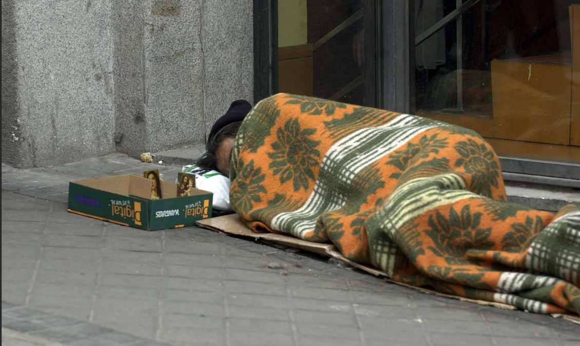 «Dormir en el Hotel Meliá Alicante son 217€ con desayuno. Dormir en el banco de enfrente son 750€ con multa»: multas por dormir en la calle tras la norma de PP, Cs y Vox