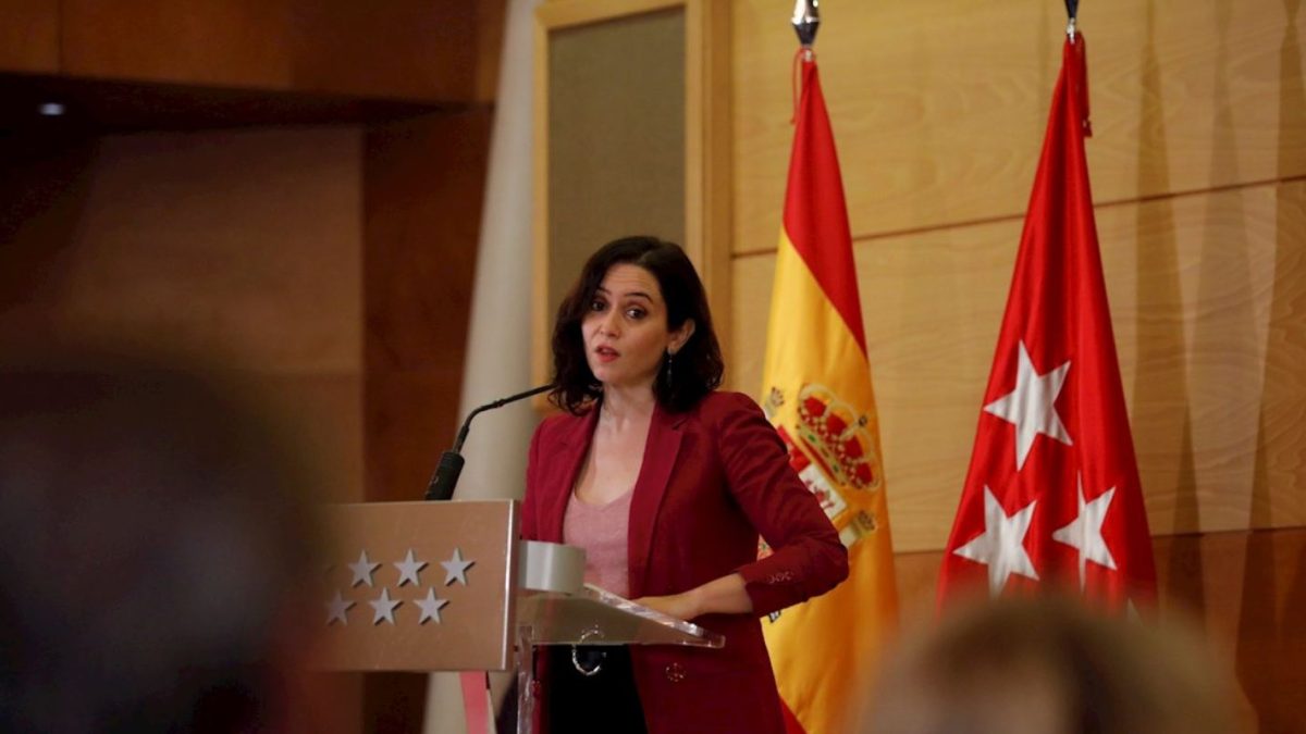 Ayuso vuelve a ponerse medallas por una medida que el PP votó en contra y un economista la ridiculiza en un solo tuit: “De cemento armado”