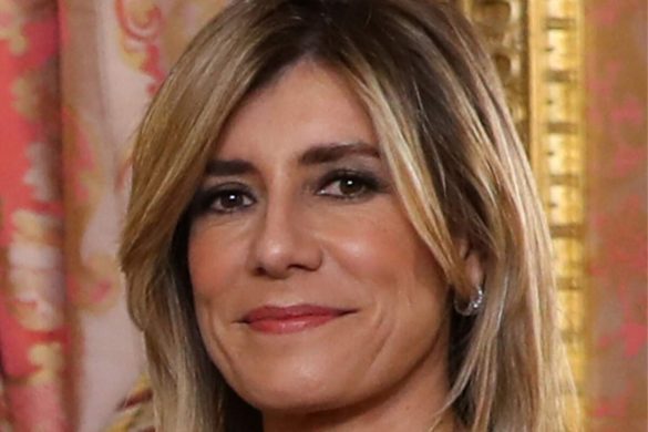 begona gomez en primer plano con una sonrisa y muy arreglada 61dd9ae844dad