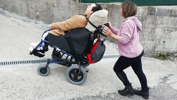 madre empujando silla de ruedas manual 1.r d.968 527