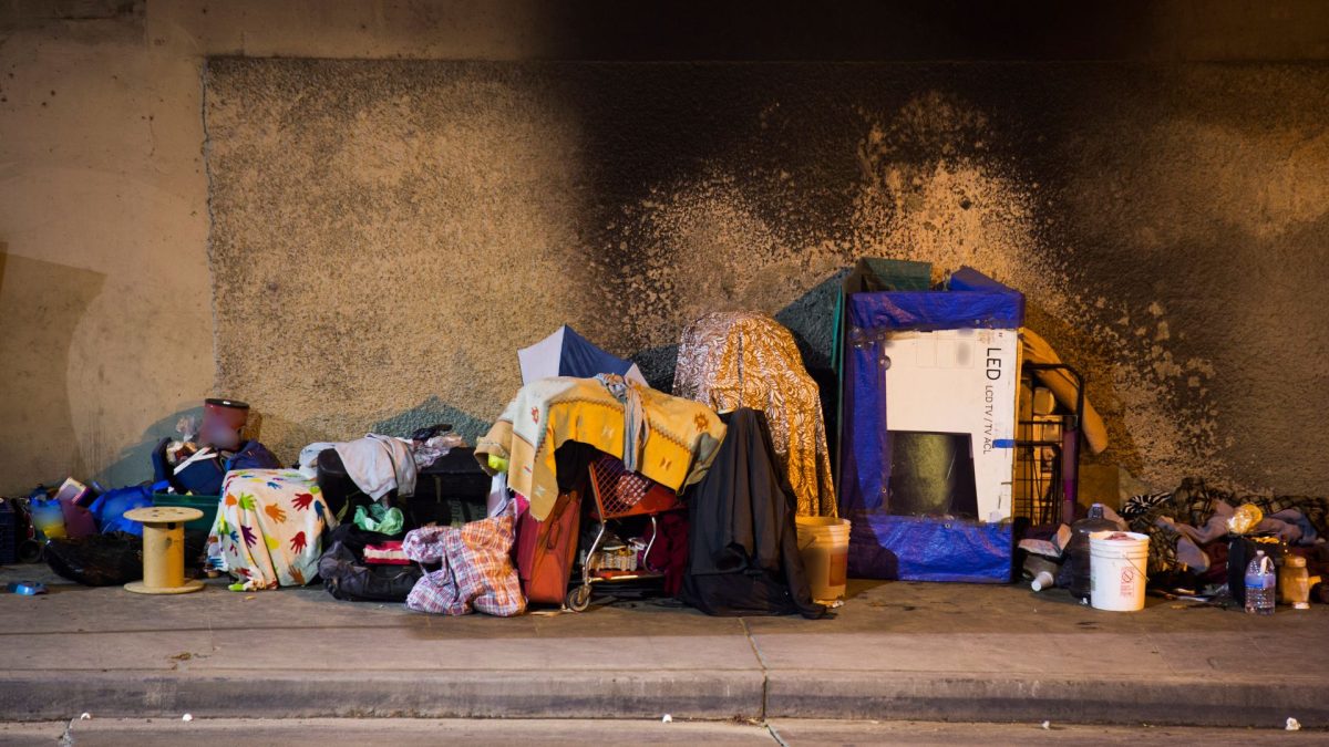 ¿Era este el sueño americano? Un reportaje de The Guardian destapa cómo miles de personas mayores mueren sin hogar en Los Ángeles