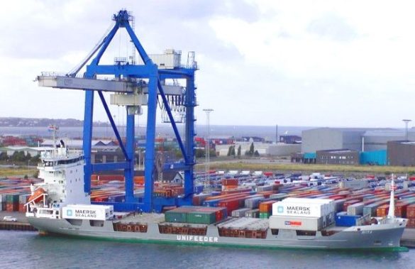 640px Container ship loading 700px