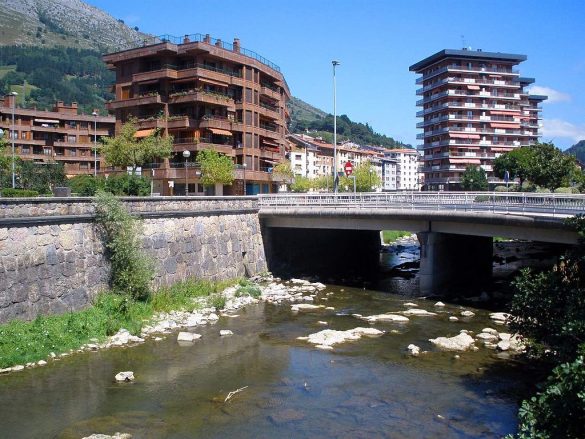 1024px Azpeitia rio Urola 12