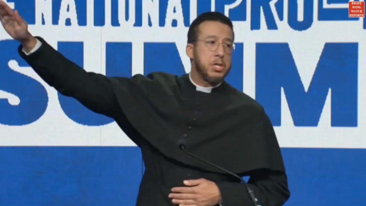 Un sacerdote británico imita el saludo nazi de Musk en un acto ultraconservador y es expulsado de su iglesia