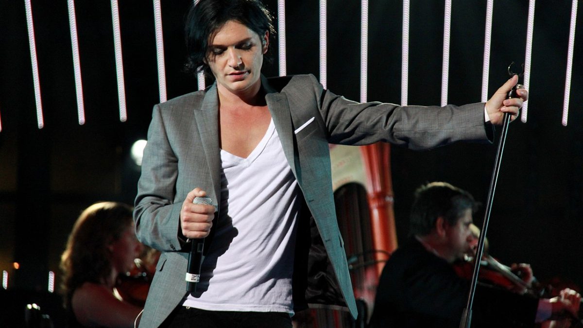 Tapar la verdad a base de demandas: el cantante Placebo será procesado por llamar «fascista y nazi» a Meloni