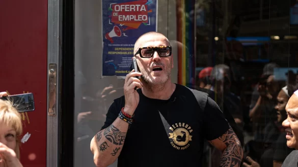 lider desokupa daniel esteve hablando telefono 96