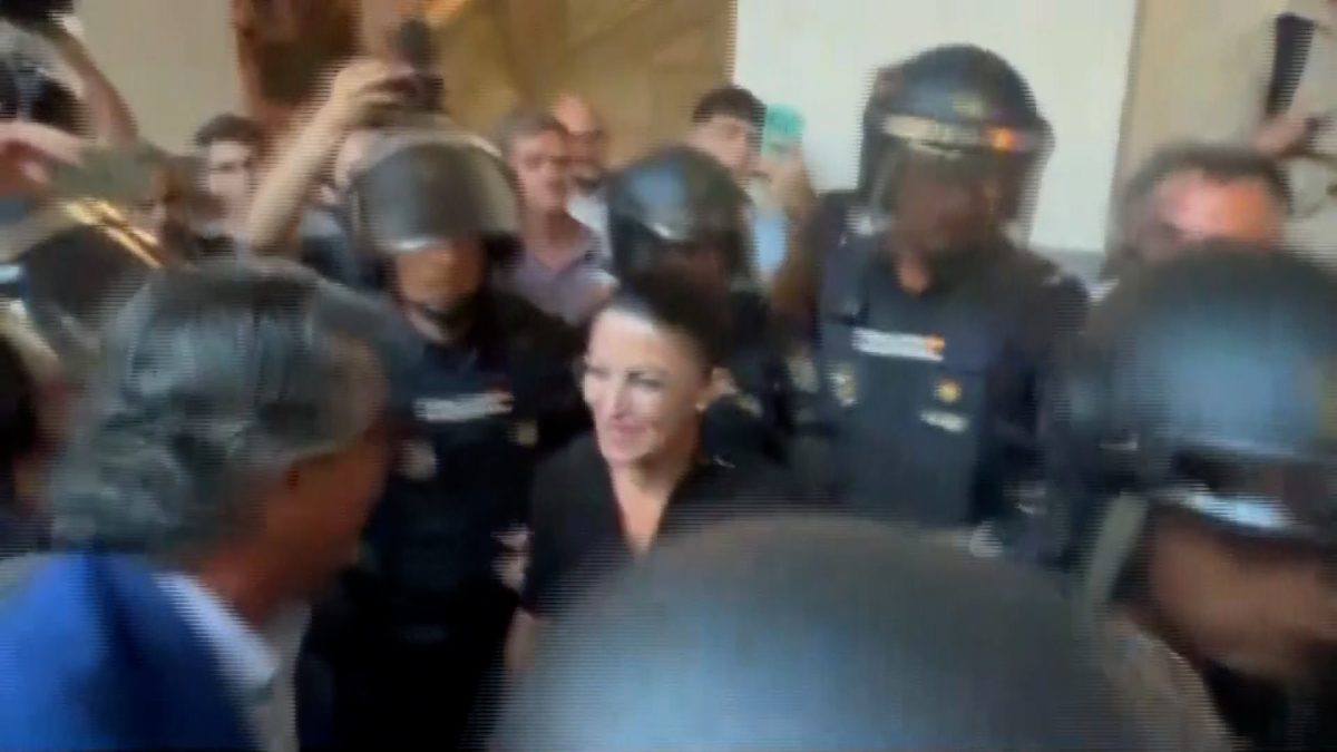 Ella agrede, el pueblo lo paga: dos jóvenes acusados de atentado y desórdenes por protestar contra Olona en Granada
