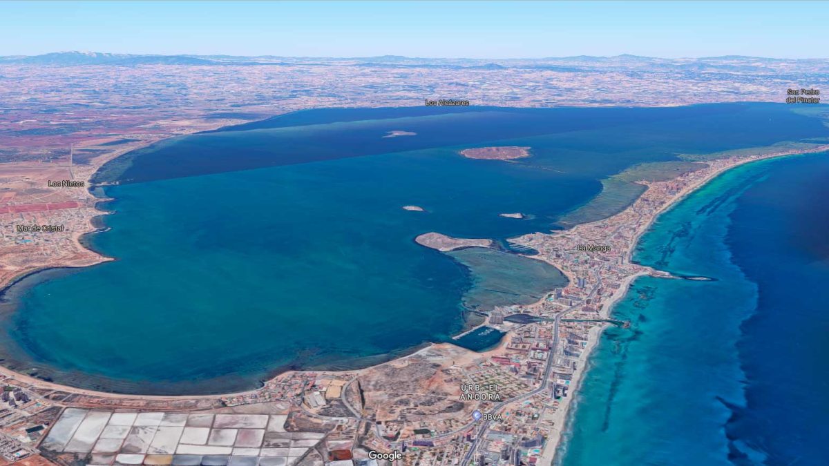 El Mar Menor hierve y nadie mueve un dedo: 32 grados, nitratos y complicidad criminal