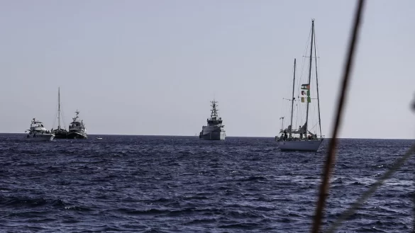flotilla paso frente costa grecia 167