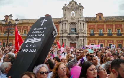 La marea rosa que acorrala a Moreno Bonilla 1 la vida no puede esperar sevilla se vuelca contra el caos sanitario de moreno bonilla ep 4 800x450 1