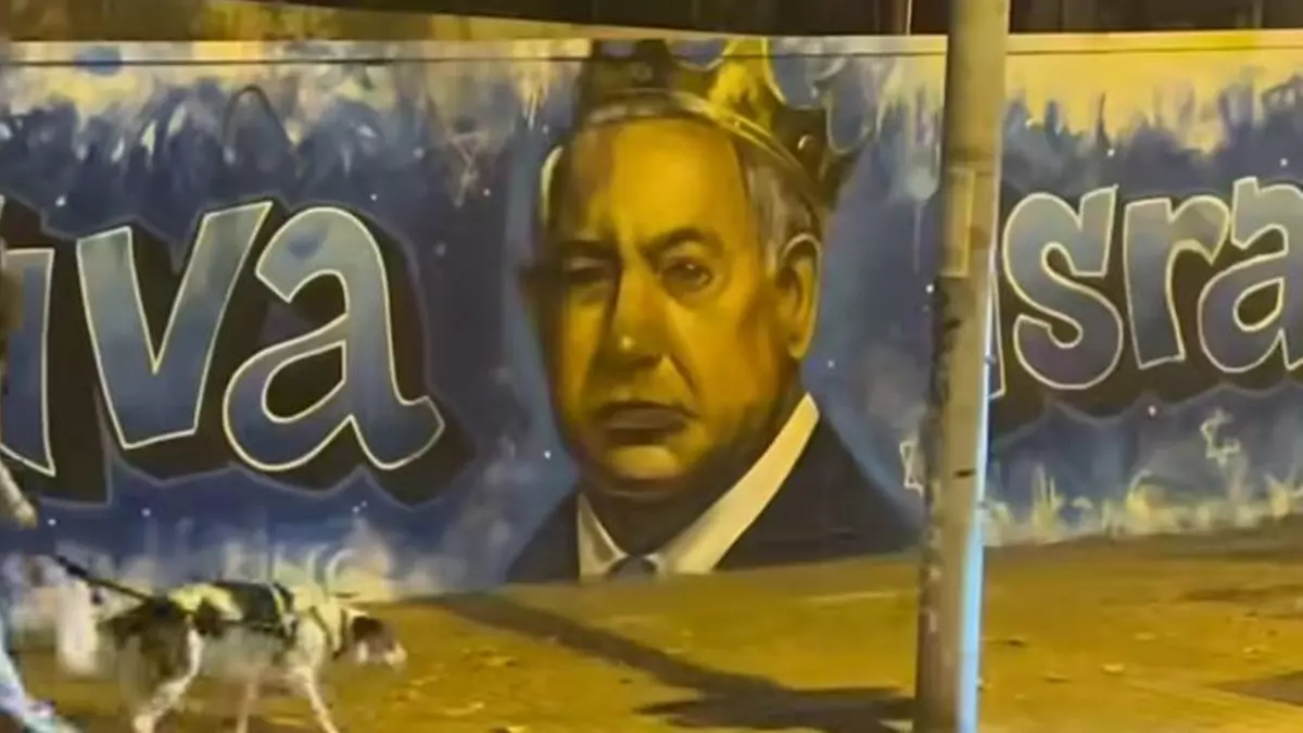 Viaja a Barcelona para borrar un mural contra Netanyahu y pintar “Viva Israel”