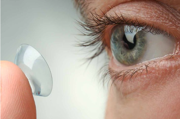 Filtro de luz azul en lentes de contacto: ¿Realmente protege tu vista frente a las pantallas?