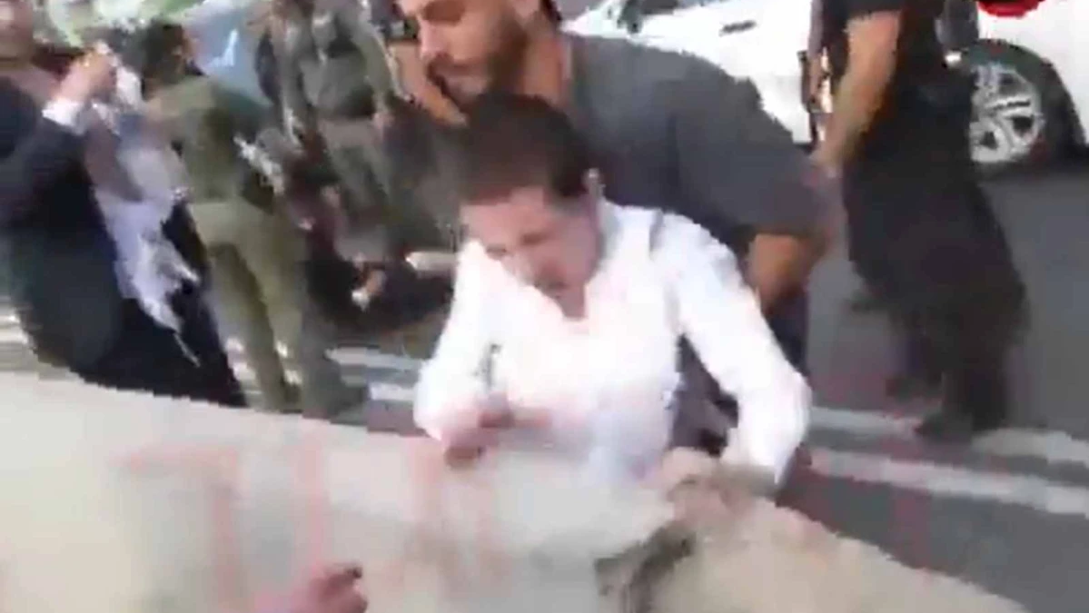 La diferencia entre judíos y sionistas se vio en una valla: Israel también apalea a quienes se niegan a matar
