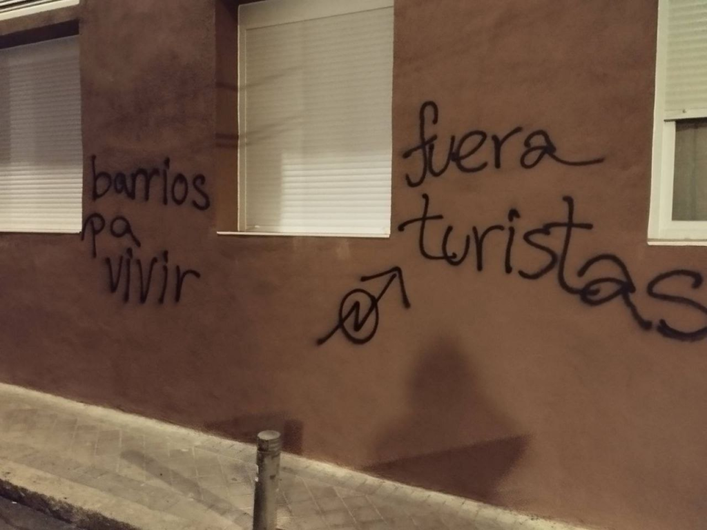 Una acción anónima sabotea 153 pisos turísticos en barrios asfixiados por la gentrificación en Madrid 4 image 9